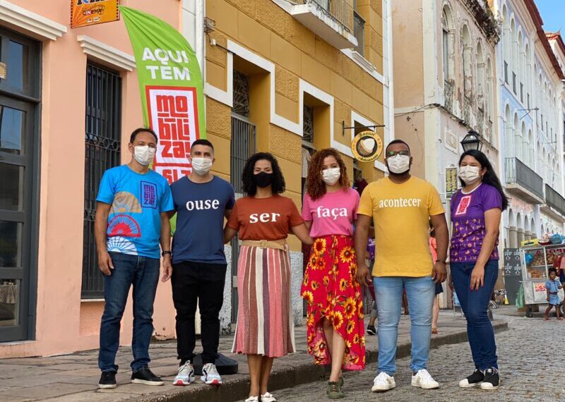 Jovens idealizadores da Feira Emaranhartes entre o diretor técnico do Sebrae-MA, Mauro Borralho, e a coordenadora do Mobiliza SLZ, Danielle Abreu – Foto: Divulgação