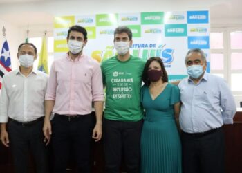 O diretor técnico do Sebrae, Mauro Borralho, o presidente da AMDES, Felipe Mussalem, o prefeito Eduardo Braide, a presidente do IBRAPP, Rita Salgado, e o diretor Regional do Senac, Ahirton Lopes - Foto: Divulgação