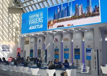 Um telão do Shopping de Viagens Agaxtur com 16 metros de largura e 3,5 metros de altura apresenta ao vivo os principais destinos em promoção - Foto: Divulgação