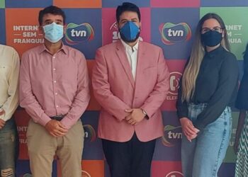 Guilbert Macedo, Prof. de Propaganda e Publicidade; o Dir. da TVN Augusto Diniz, o Reitor da Faculdade Estácio de Sá Ismael Lima Leite, a Ger. Com. da Estácio Rafaela Marchi e Walkíria Pinto, Ger; Com. da TVN na oficialização do convênio entre a operadora e a Faculdade – Foto: Divulgação