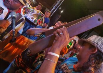 No batida das matracas, o bumba-meu-boi incendeia a capital maranhense - Foto: Gutemberg Bogéa