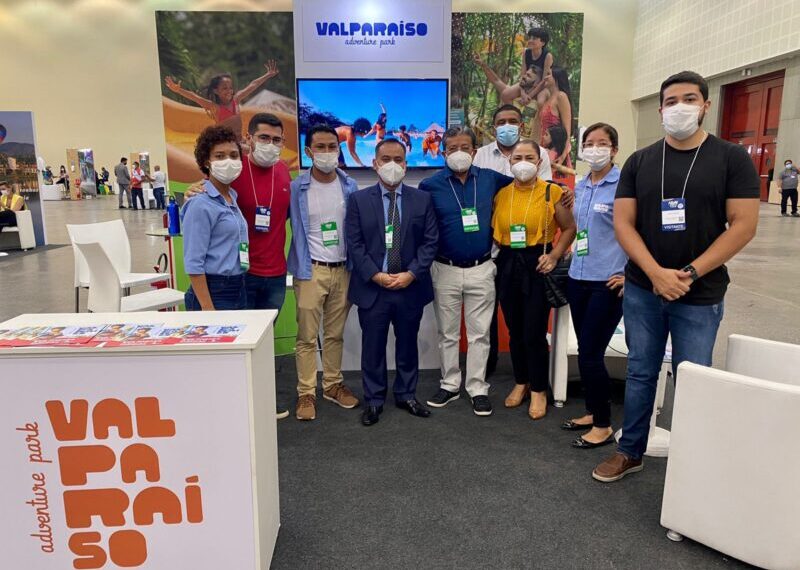 Equipe Valparaíso composta por sua diretoria e representantes comerciais juntamente com o Secretario municipal de turismo de São Luís, Saulo Ribeiro; e o Secretário de Estado do Turismo, Catulé Júnior - Foto: Divulgação