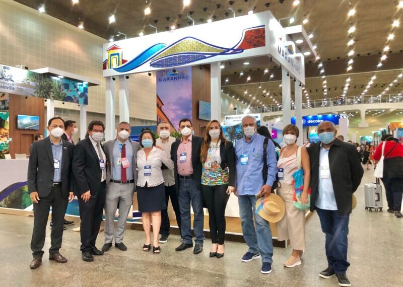 Em visita ao Pavilhão da Abav Expo Collab, o diretor Técnico do Sebrae, Mauro Borralho, ao lado de parceiros institucionais, empresários maranhenses e jornalistas – Foto: Divulgação