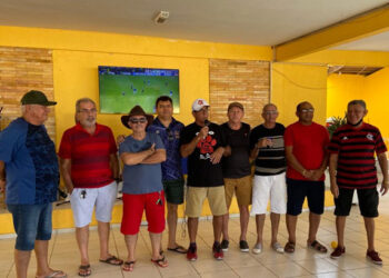 Entre o orador da Turma, Júlio César, e Antônio Norberto, presidente do SINDPRFs (MA), Carlos Felipe, Eneldes, Pestana, Maioba, Ferreira Costa, Talib Calvet e Zacarias Sales com um arsenal de histórias para contar – Foto: Divulgação