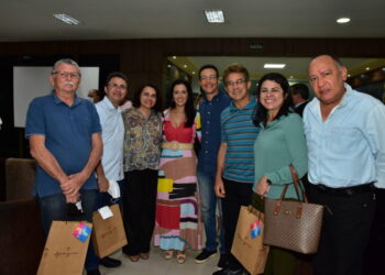 A Gerente Geral do Laboratório Lacmar Susana Viana (centro) entre grupo de ginecologistas e obstetras homenageados pelo Laboratório Lacmar – Foto: Gilson Ferreira