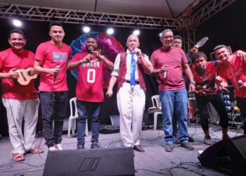 Entre concursos de sambas-de-enredo das escolas de samba nativas e lembranças de 15 de Novembro!