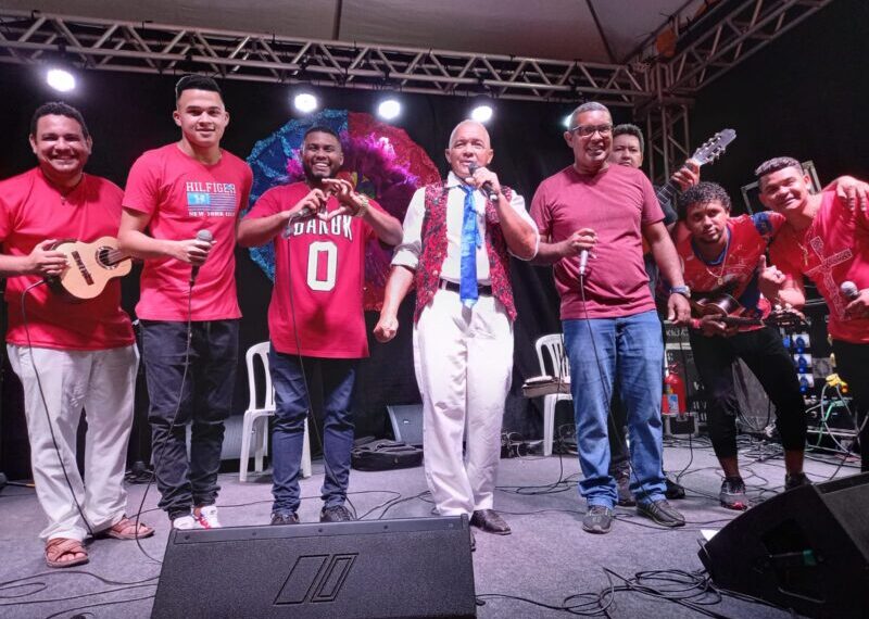 Entre concursos de sambas-de-enredo das escolas de samba nativas e lembranças de 15 de Novembro!