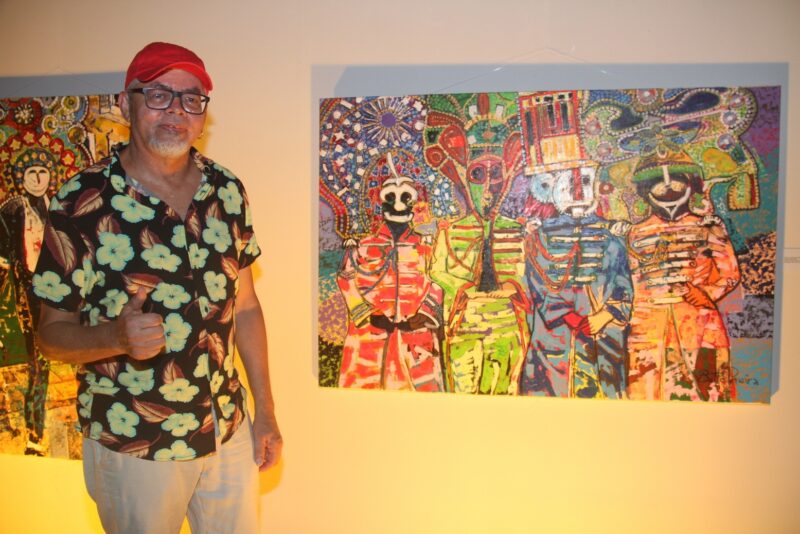 O artista plástico Betto Pereira junto à tela “Os Meninos da Baixada” em homenagem aos Beatles – Foto: Divulgação