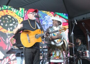 Na abertura da mostra, Betto Pereira homenageando o Mestre Zé Olhinho, do Boi de Santa Fé; cujos Cazumbás inspiraram o artista – Foto: Divulgação