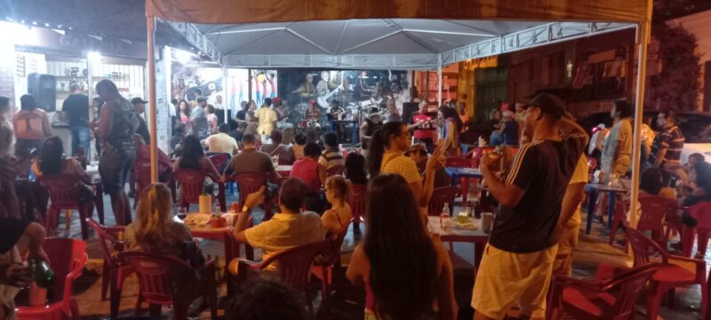 Samba no Canto reúne um agrande público na esquina da Rua São Pantaleão com Misericórdia - Foto: Divulgação
