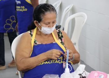 A arte no manuseio das peças nas oficinas da produção que fará parte da exposição - foto: Divulgação