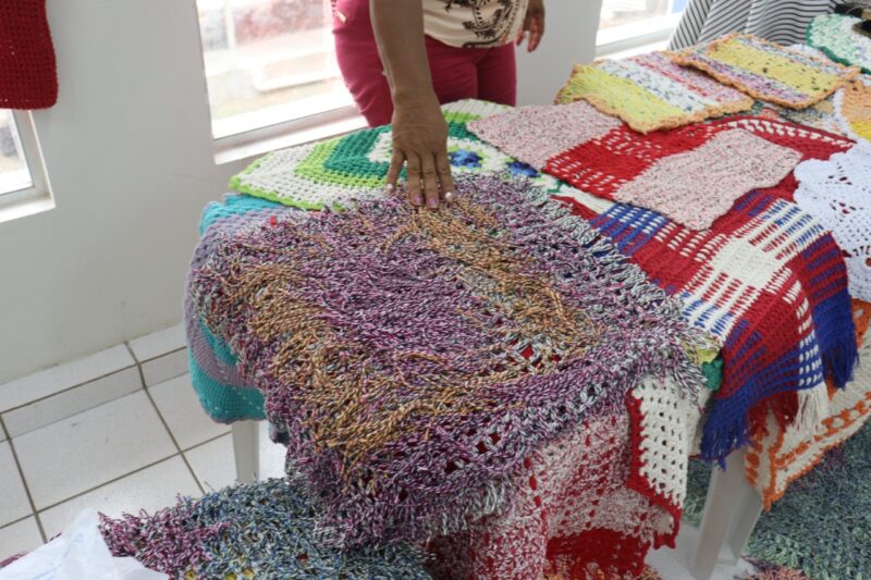 Tapetes, toalhas e diversos bordados coloridos - Foto: Divulgação