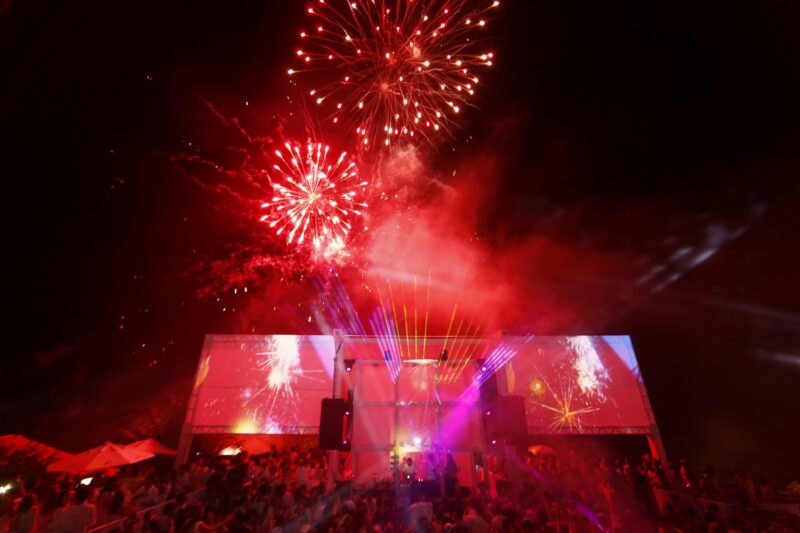 Festas, fotos e brindes na festa da virada do ano em Noronha - Foto: Divulgação