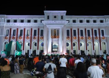 O antigo prédio da RFSA serviu de palco para uma das mais belas decorações de Natal, em São Luís, neste ano - Foto: Rodrigo Ribeiro