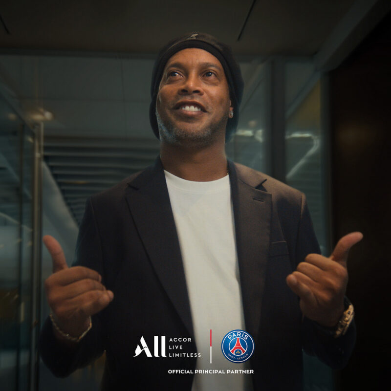 Ronaldinho Gaúcho bate bola na nova campanha de ALL “Jogar sem limites é a única regra” – Foto: Divulgação