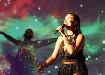 Só Ouvir teve projeção (mapping) de imagens que se mesclavam aos bailarinos em cena, tornando o canto de Flávia Bittencourt uma experiência única de plasticidade, poesia e beleza cênica – Foto: Danielle Vieira