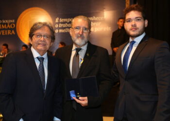 O Vereador Gutemberg Araújo condecorando o Dir. Geral do HSLZ / HSE Plínio Valério Tuzzolo com a Medalha de Honra ao Mérito Simão Estácio da Silveira, ao lado de Vinícius Braid, Dir. do Lacmar e Conselheiro do Grupo Mercúrio - Foto: Danielle Vieira