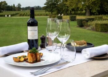 Em meio a natureza verdejante, o degustar de um bom vinho tinto - Foto: Divulgação