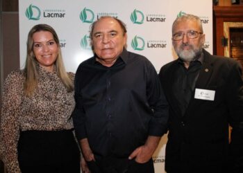 A Conselheira Patrícia Vasconcelos; o Pres. Do Grupo Mercúrio Paulo Braid e Plínio Tuzzolo, Dir. Geral HSE / HSLZ; unidos na luta contra a pandemia em curso através do Hospital dos Servidores e Laboratório Lacmar – Foto: Divulgação