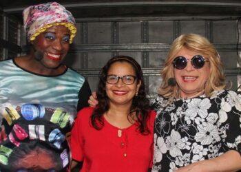 Jeane Pires da Equatorial Maranhão, empresa que está apoiando a Web Série Rota do Riso, com os atores Adeilson Santos e César Boaes (Djé e Clarisse) – Foto: Danielle Vieira