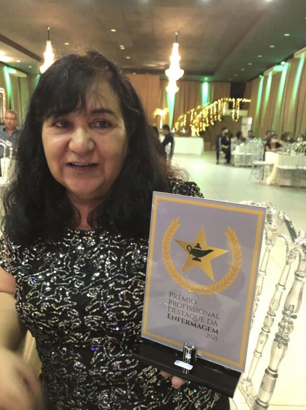 Beatriz Rosa, Diretora de Enfermagem do Grupo Mercúrio, responsável pelo setor de enfermagem dos hospitais HSE e HSLZ, com o prêmio “Profissional Destaque da Enfermagem” do COREN-MA – Foto: Divulgação