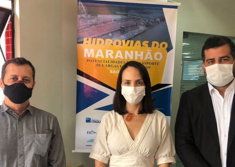 Geize Soares, Vice – Pres. de Meio Ambiente e Sustentabilidade do SINDUSCON-MA entre Thomaz Baker, Ger. de Obras do Porto São Luís e Fabiano Figueiredo, assessor jurídico do empreendimento – Foto: Divulgação