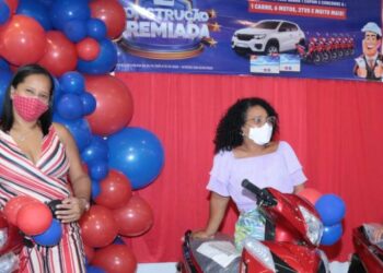 Os clientes Potiguar sorteados pela ACOMAC com suas motos: Anelci Nascimento, Maria do Carmo Pereira; Ariston Rêgo Milhomem e Daniela M. B. Paula – Foto: Divulgação