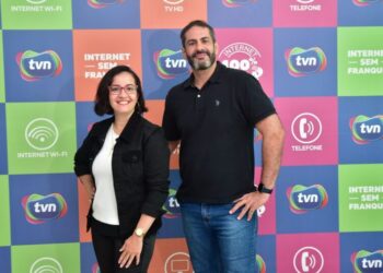 A Gerente de Atendimento ao Cliente e o Gerente de TI da TVN, Flávia Pessoa e Jeferson Bandeira, recomendam aos clientes o uso ininterrupto de estabilizadores, no-breaks e filtros de linha, visto que os equipamentos eletrônicos precisam trabalhar com uma fonte de energia estável – Foto: Danielle Vieira