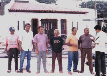 Na frente do templo, em reforma, no sentido horário: Galdino, Herbert de Jesus Santos, Cabo Honório, Periquito, Piloto e João Batista dos Santos, estes dois entrevistados pelo jornalista Alterê Bernardino (diretor de redação do JP Turismo), em maio de 1996)