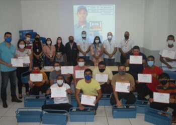 Representantes da BRK e do SENAI-MA e alunos comemoram a formatura da sétima turma do Curso Profissionalizante de Encanador, promovido gratuitamente pela BRK para moradores de Ribamar e Paço do Lumiar – Foto: Divulgação