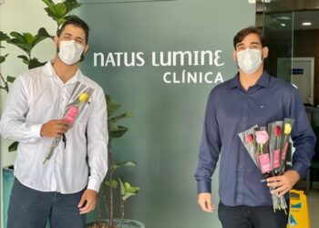 Pacientes e colaboradoras da Maternidade e Hospital Natus Lumine ganharam flores em homenagem ao Dia Internacional da Mulher (08.03) – Foto: Divulgação