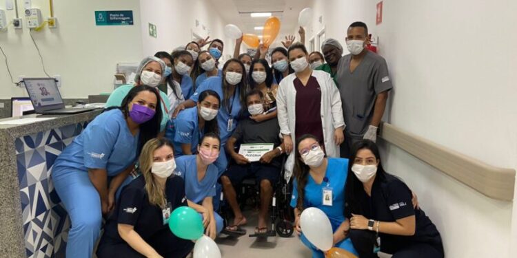 No dia da sua alta do HSE, o paciente Manoel da Conceição e a esposa se emocionaram com a homenagem de parte da equipe multidisciplinar que cuidou dele por sete meses – Foto: Divulgação