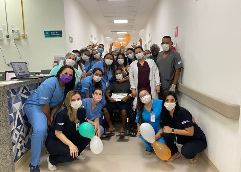 No dia da sua alta do HSE, o paciente Manoel da Conceição e a esposa se emocionaram com a homenagem de parte da equipe multidisciplinar que cuidou dele por sete meses – Foto: Divulgação