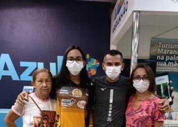 No embarque rumo ao Fluminense no RJ, Sara Aysha entre a avó e os pais Antônio Pedro e Maria Antonia, seus maiores incentivadores – Foto: Divulgação