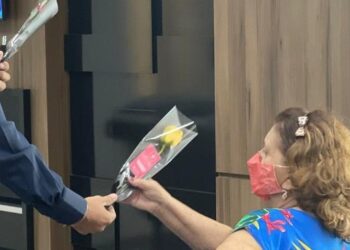 Pacientes e colaboradoras da Maternidade e Hospital Natus Lumine ganharam flores em homenagem ao Dia Internacional da Mulher (08.03) – Foto: Divulgação