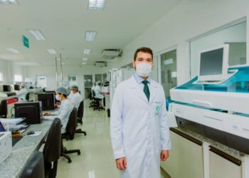 O Dir. do Laboratório Lacmar Viníciu Braid, no novo e moderno parque tecnológico do Lacmar, que garante mais agilidade e confiabilidade na hora de fazer exames laboratoriais – Foto: Divulgação