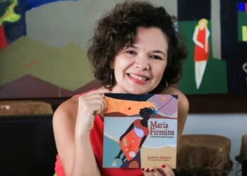 A jornalista e escritora, Andréa Oliveira com o primeiro livro da Série - Foto: Tay Oliveira