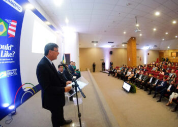 Ministro Gilson Machado Neto discursa durante o lançamento do curso "Would You Like" – Foto: Roberto Castro
