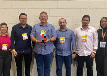 Orgulho para o Estado: Executivos e o Presidente do Grupo Potiguar Marcelo Brasil (centro) com o prêmio “Destaque 2022” concedido pela Expo Revestir e Anamaco para o home center que está entre os maiores do país e o N 1 do Maranhão – Foto: Divulgação