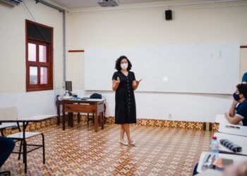 Débora Almeida fala de suas experiências no empreendedorismo para os estudantes - Foto: Isaque Mota