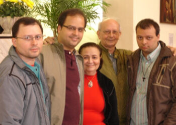 Os filhos Carlos José, Celso Antônio e Cesar Eduardo, em 2009, ladeando os pais, Prof. Beckman e D. Dilma, no Santuário do Sagrado Coração de Jesus, perto do Seminário onde o Prof, Beckman estudou, em São Paulo – Foto: Álbum da Família do Prof. Beckman