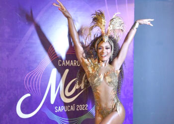 Erika Januza, atriz e modelo, destacou a importância do carnaval para o povo brasileira, a energia que a festa transmite e a importância em representar a mulher negra, nessa que é a maior festa do planeta