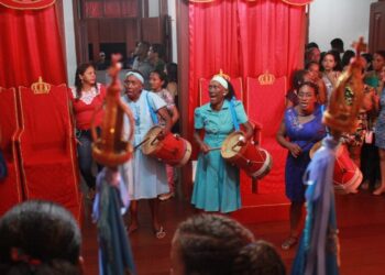 Exposição retrata a devoção e celebra o Divino Espírito Santo