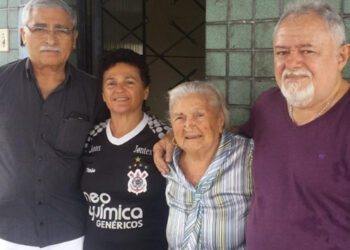 D. Rosa Maia, entre a filha Rosângela, e ex-moradores do Sobrado, João Carlos e Pedrinho Barros, foram entrevistados por mim para o livro As Vozes do Sobrado Maia, e sentiram, nos Apicuns, a morte de Fernando Braga, e assim seus contemporâneos, radialista Edy Garcia e o cel. Mendes Nunes (Fininho) - Foto: Álbum de Fernando Braga