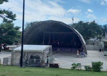 Palco montado na Praça Deodoro recebe artistas de diversas regiões do Brasil e a banda Madela de música Eletro Folk Latina da cidade de Santiago (Chile) - Foto: Gutemberg Bogéa