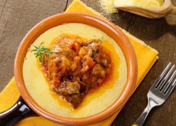Polenta com Ragu, molho à base de carne cozida, tradicionalmente utilizado no acompanhamento de massas na culinária italiana – Foto: Divulgação
