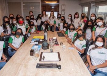 Jovens voluntárias no escritório da organização.- Foto: Divulgação