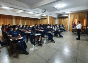 Alunos do Santa Teresa exibem certificado e exemplar do livro Atitude Empreendedora – Foto: Divulgação