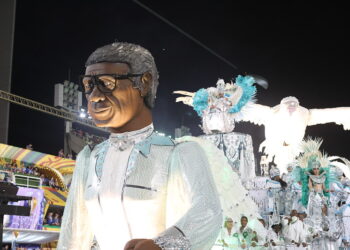 A emocionante homenagem da Escola de Samba Acadêmicos de Santa Cruz a Milton Gonçalves no Carnaval 2022 do Rio de Janeiro - Foto: Reprodução