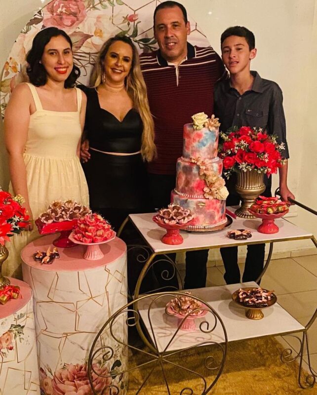  Ilka Brandão com a sua família: esposo Josenil Sousa e os filhos Ananda e Vinícius – Foto: Divulgação